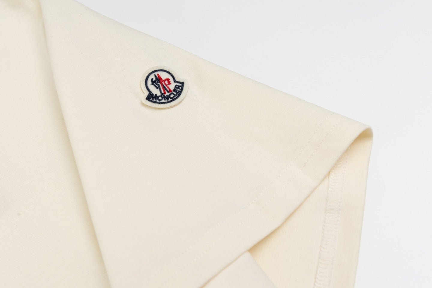 Camiseta Moncler Zind Kaky - Dechaquetas 